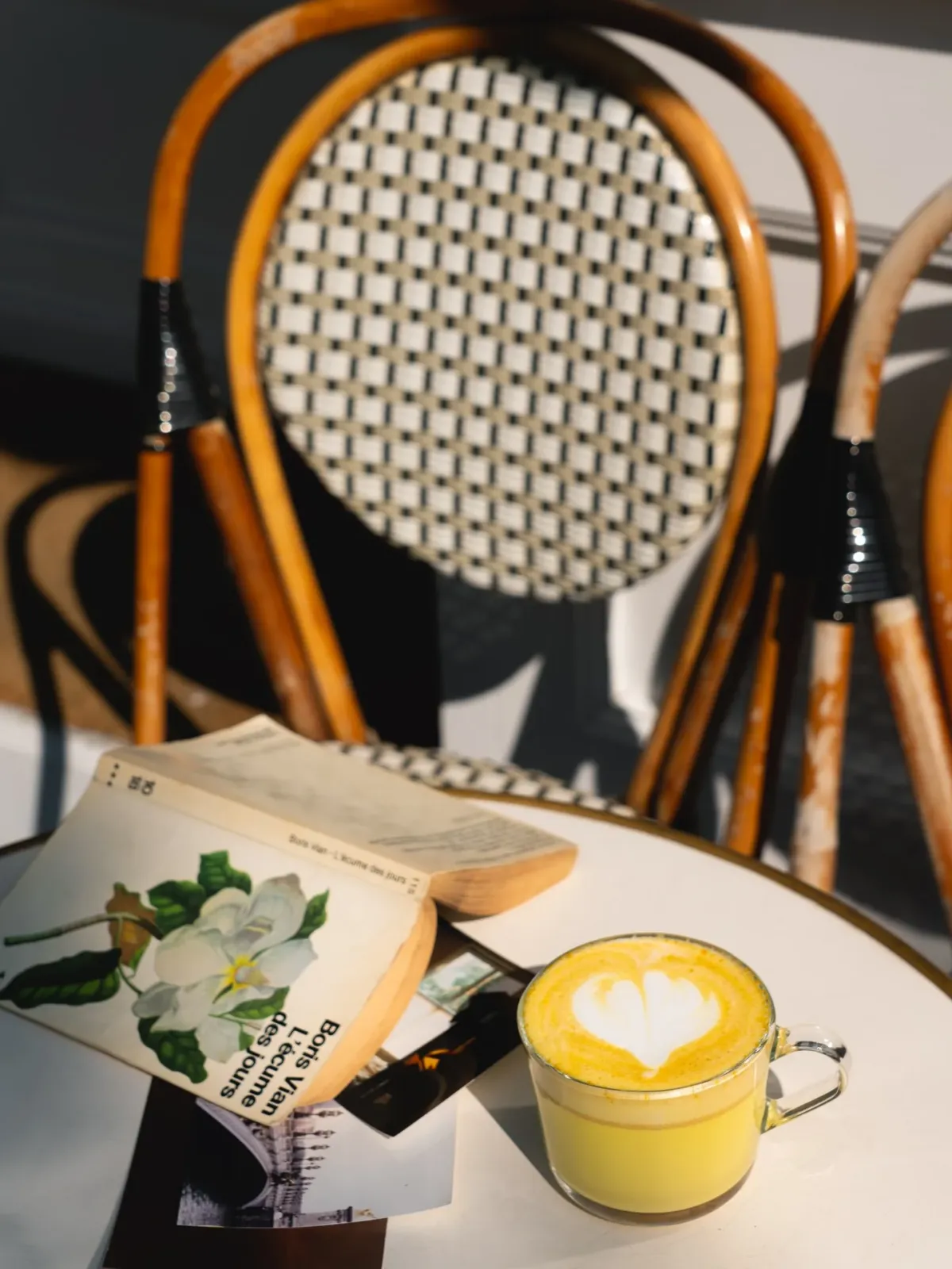 Coin lecture et fauteuil chez Jo's Coffee